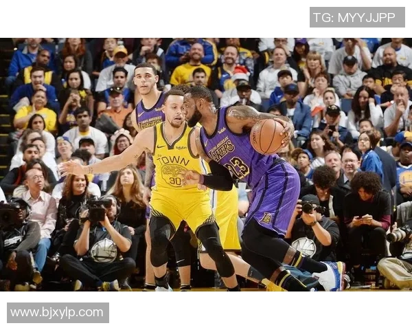 勇士主场惨败湖人！库里受伤让球队失去力量，詹姆斯独揽三双领先全场